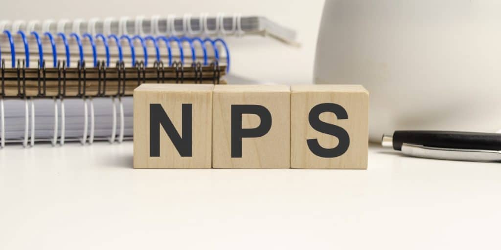 Foto de letras de madeira formando a palavra nps.