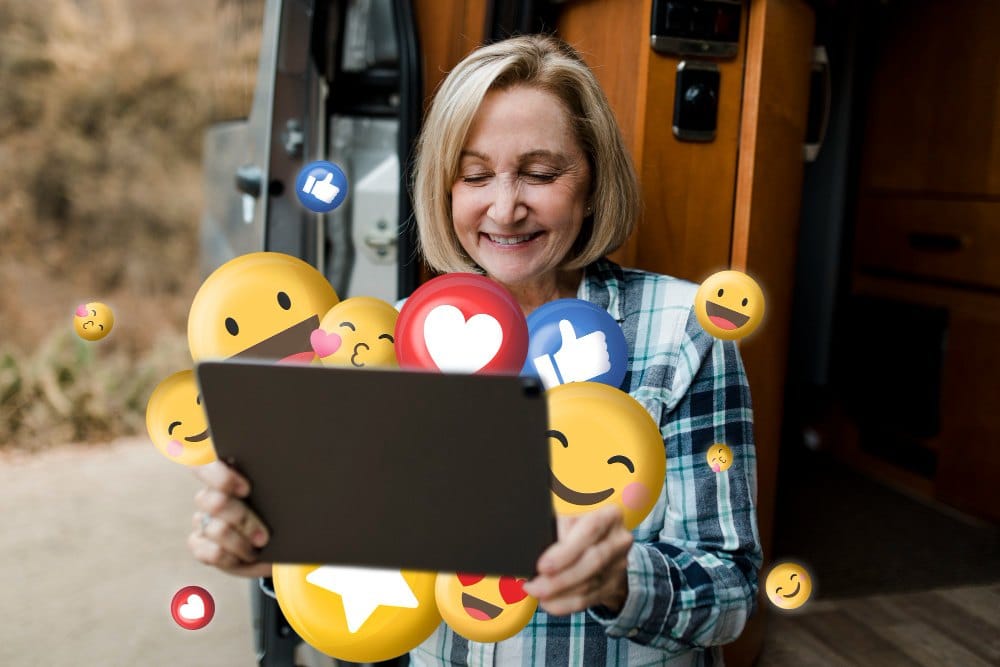 mulher de meia idade usando redes sociais de um tablet.