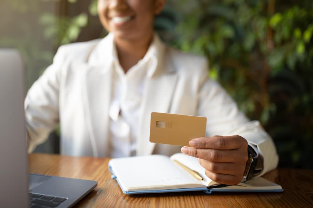 Foto de mulher segurando giftcards.