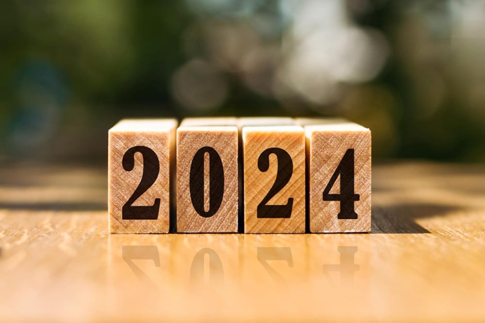 Blocos de madeira com números formando o número 2024.