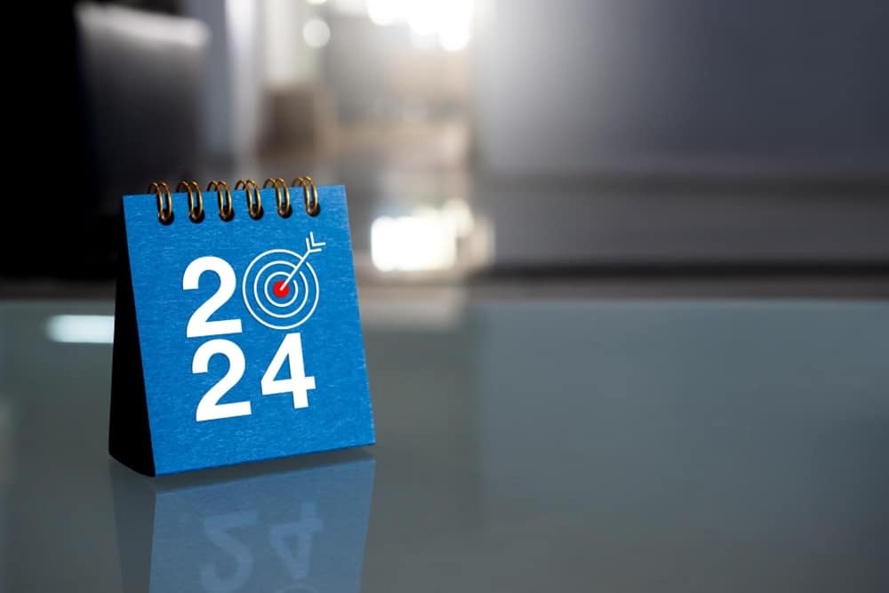 Calendário do ano 2024 na cor azul em cima de uma mesa.