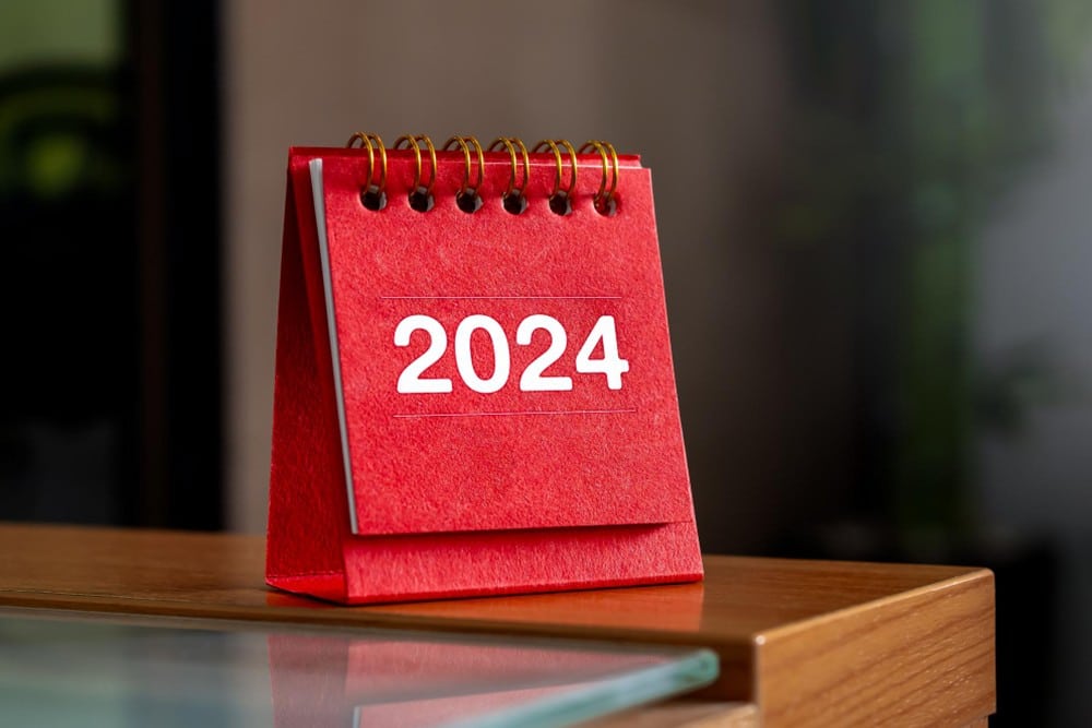 Calendário do ano 2024 na cor vermelha em cima de uma mesa.