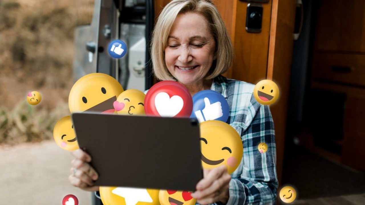 mulher de meia idade usando redes sociais de um tablet.