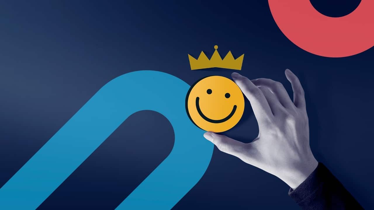 Uma mão segurando uma ilustração de um emoji de smile