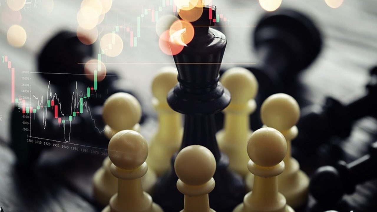 Imagem de peças de xadrez e gráficos que representam o mercado competitivo.